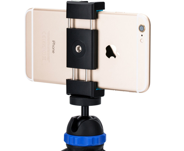синее крепление большого смартфона в штатив