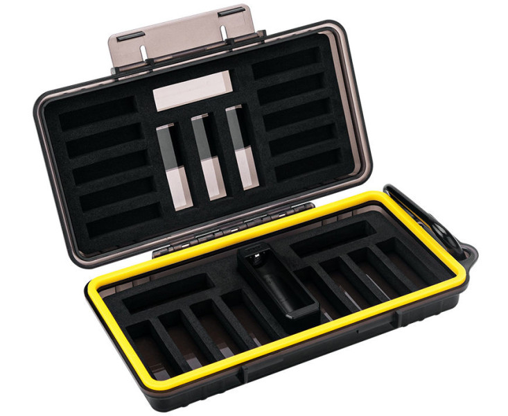 защитный бокс на четырнадцать LR6 аккумуляторов с тестером