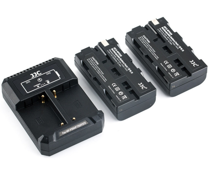 два аккумулятора Sony NP-F550 с зарядником