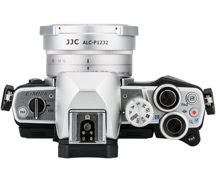 Автоматическая крышка для объектива Panasonic Lumix G Vario 12-32mm f/3.5-5.6 серебристого цвета