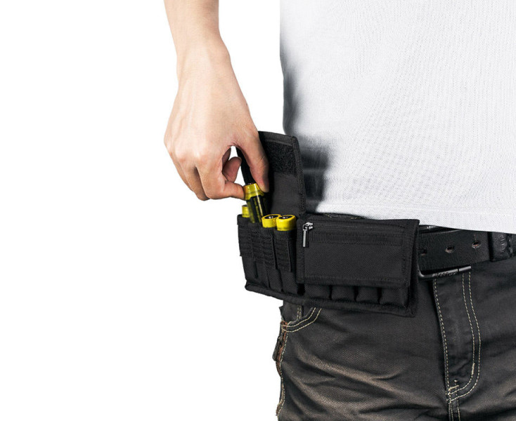 восемь аккумуляторов 18650 и карты памяти на ремень