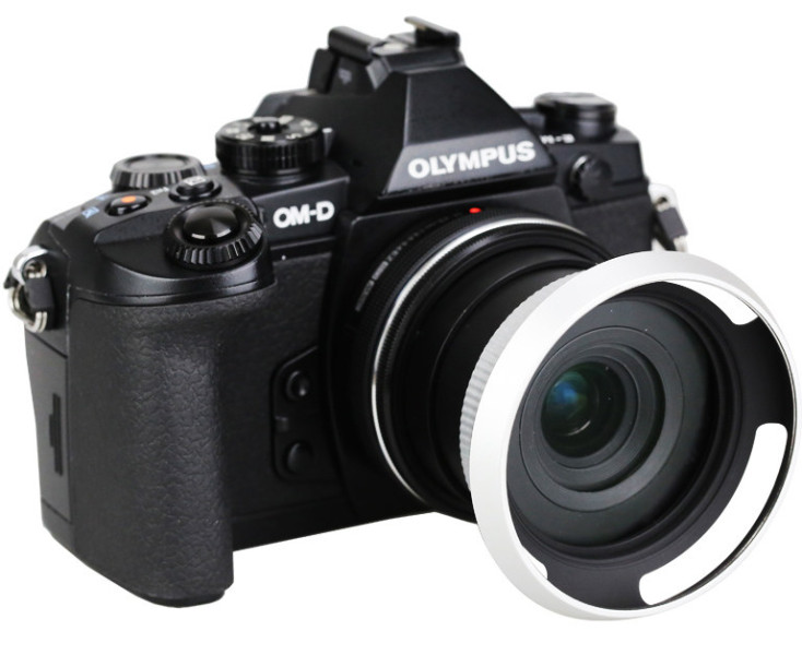 серебристая автоматическая крышка с блендой для объектива Panasonic Lumix G Vario 12-32mm f/3.5-5.6 ASPH.