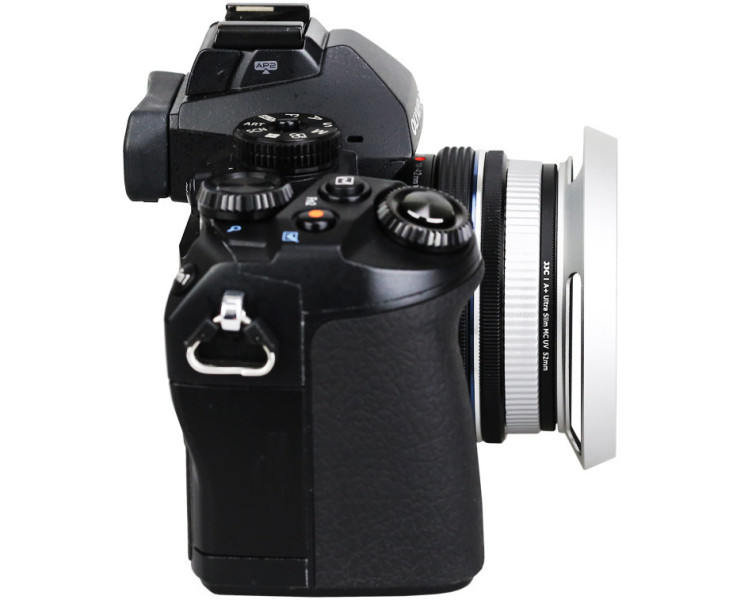 серебристая автоматическая крышка с блендой для объектива Olympus M.Zuiko Digital 17mm f/2.8