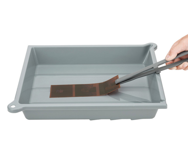 три кюветы с щипцами для проявки фотографий