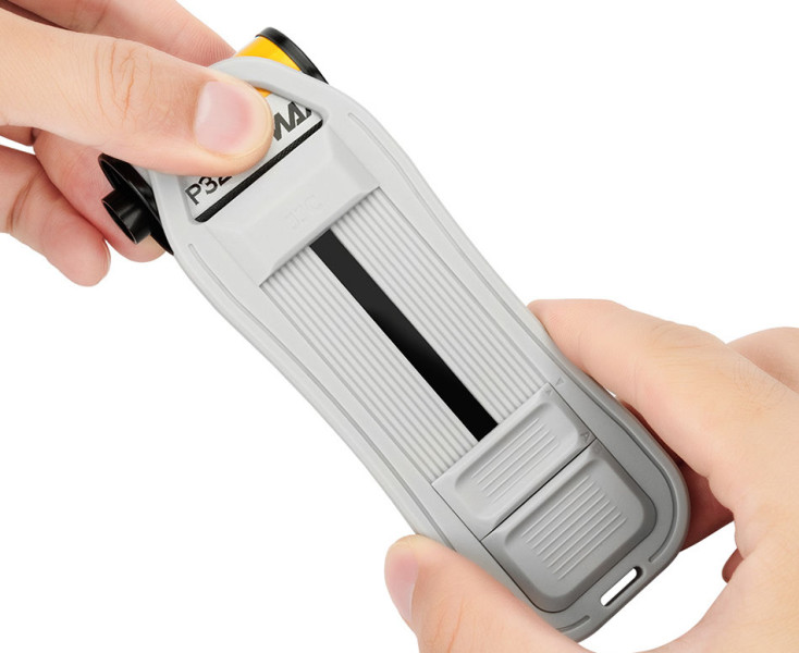 35 мм фотоплёнку извлечь из кассеты инструмент