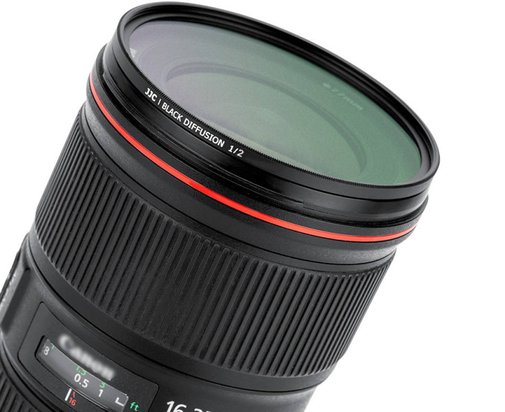 чёрный диффузионный фильтр 82 мм 1/2 плотность