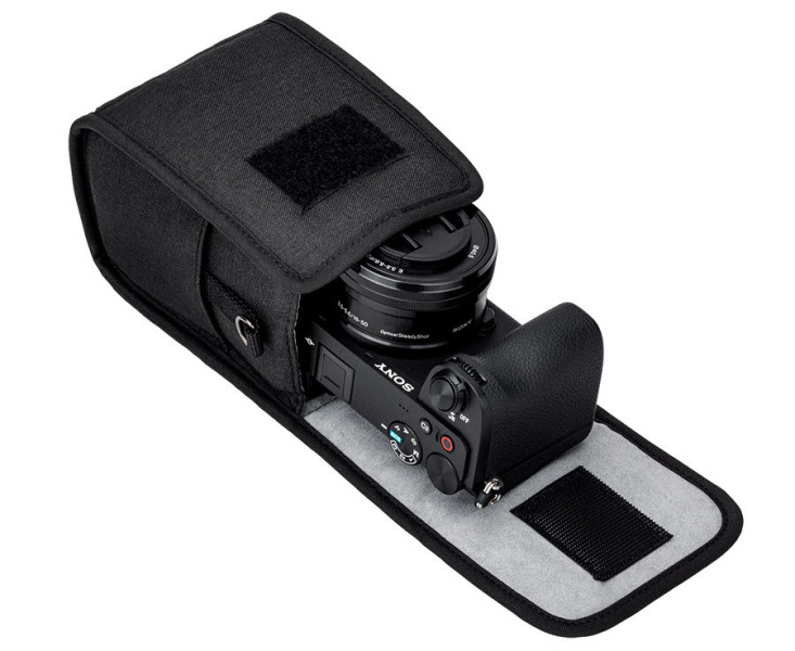 черная удобная сумка для мини фотокамеры с объективом