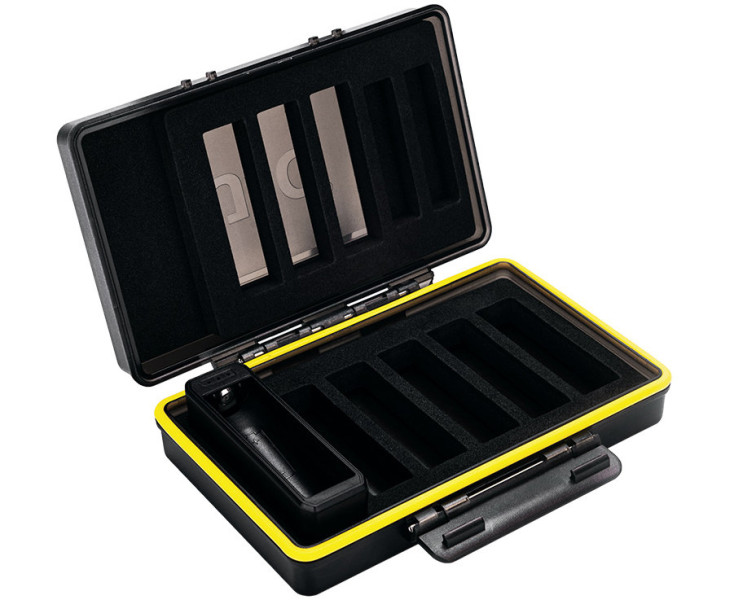 защитный бокс на восемь LR6 аккумуляторов с тестером