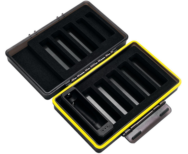 хранение восьми AA аккумуляторов с тестером заряда