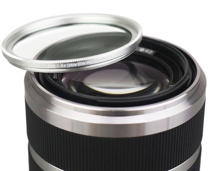 светофильтр в серебристой оправе 49 мм