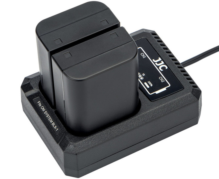 зарядить два аккумулятора Olympus BLX-1