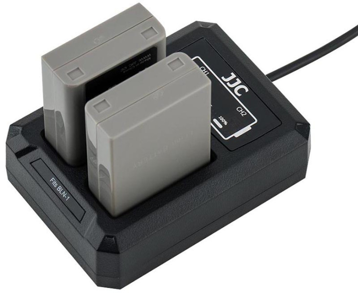 зарядить два аккумулятора Olympus BLN-1