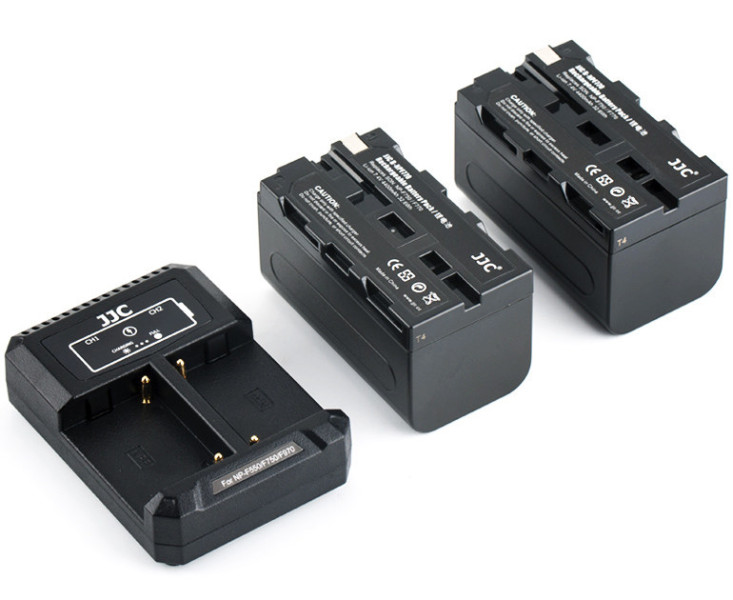 два аккумулятора Sony NP-F770 с зарядником